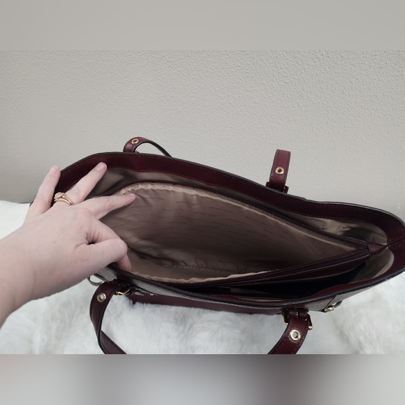 Michael Kors Handbag; Voyager East West Crossgrain Leather Tote - Picture 2 of 13